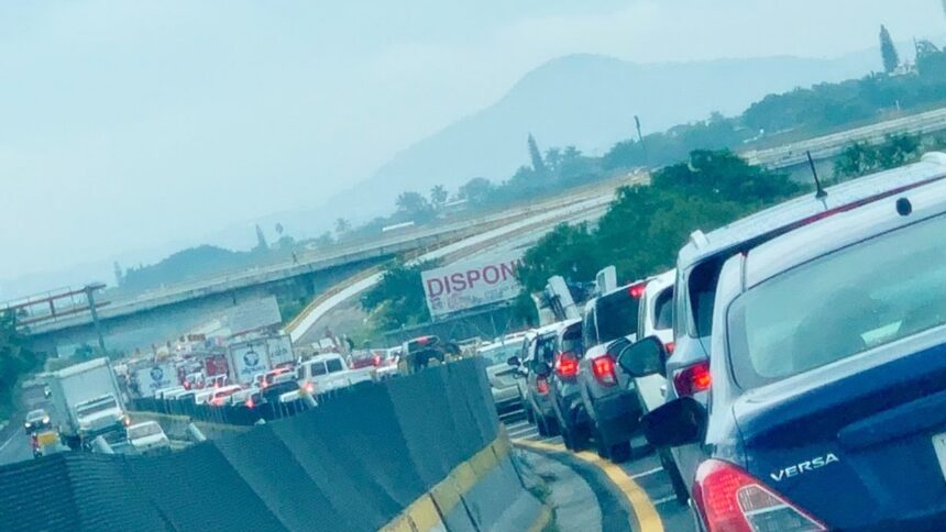 El regreso masivo de vacacionistas a la Ciudad de México por el cierre de la Semana Santa provocó un caos vial en las principales carreteras del país