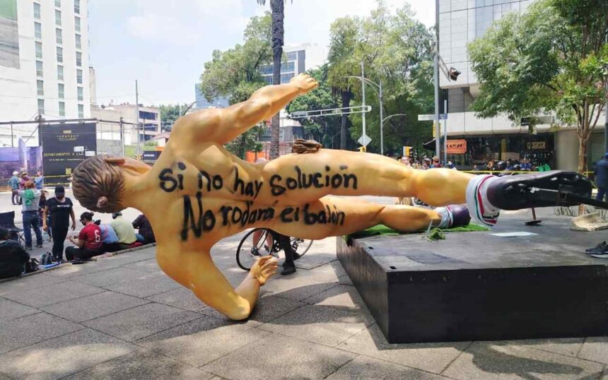 Derriban figuras del Mundial sobe Reforma | Especial