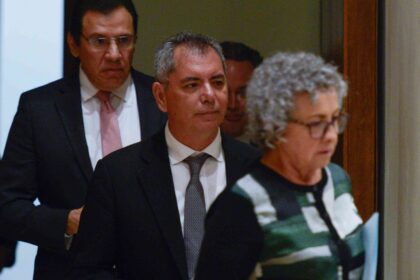 Edgar Amador, titular de Hacienda (al centro) | CLASOS