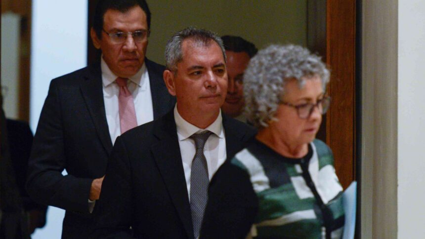 Edgar Amador, titular de Hacienda (al centro) | CLASOS